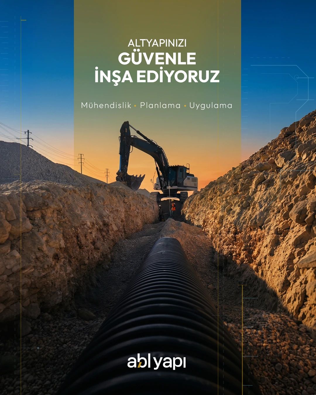 Hendeğe döşenen boru ve ekskavatör üzerinde “Altyapınızı güvenle inşa ediyoruz” gönderisi