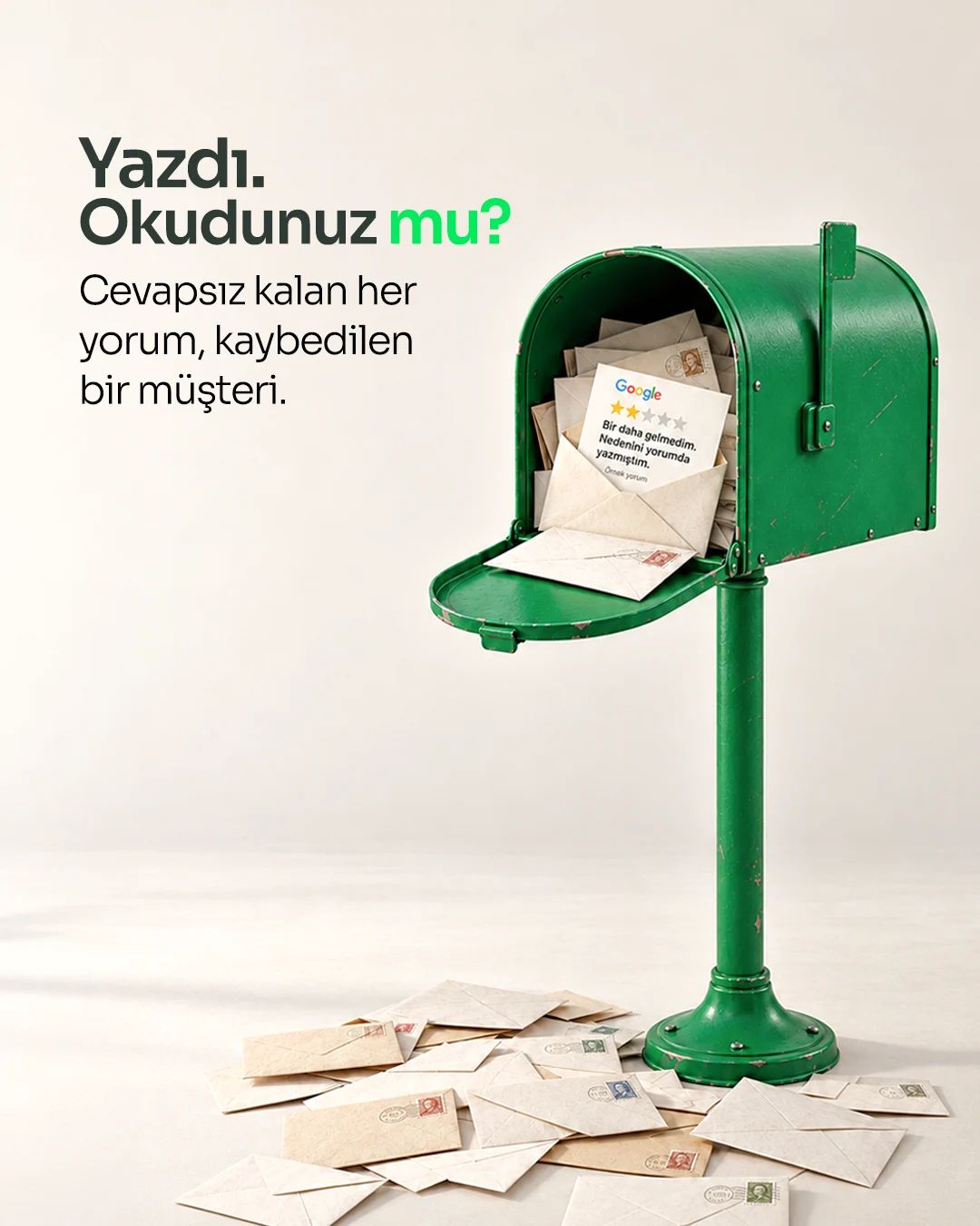 Yeşil bir posta kutusundan taşan zarflar ve yorum kartı: “Yazdı. Okudunuz mu? Cevapsız kalan her yorum, kaybedilen bir müşteri.”