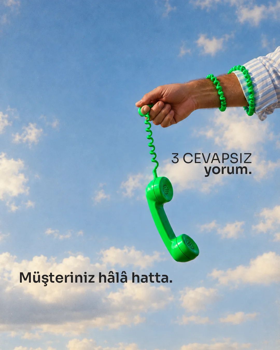 Gökyüzünde sarkan yeşil telefon ahizesi: “3 cevapsız yorum. Müşteriniz hâlâ hatta.”