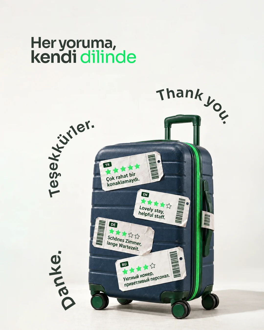 Farklı dillerde yorum etiketleriyle kaplı bir valiz: “Her yoruma, kendi dilinde.”