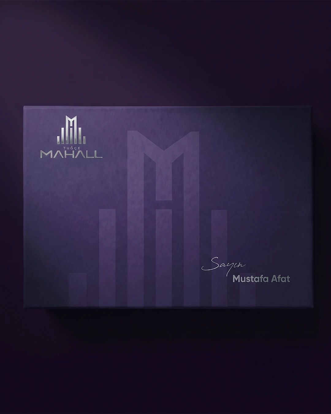 Kapağında gümüş Tuğçe Mahall logosu ve alıcının adı bulunan mor katalog kutusu