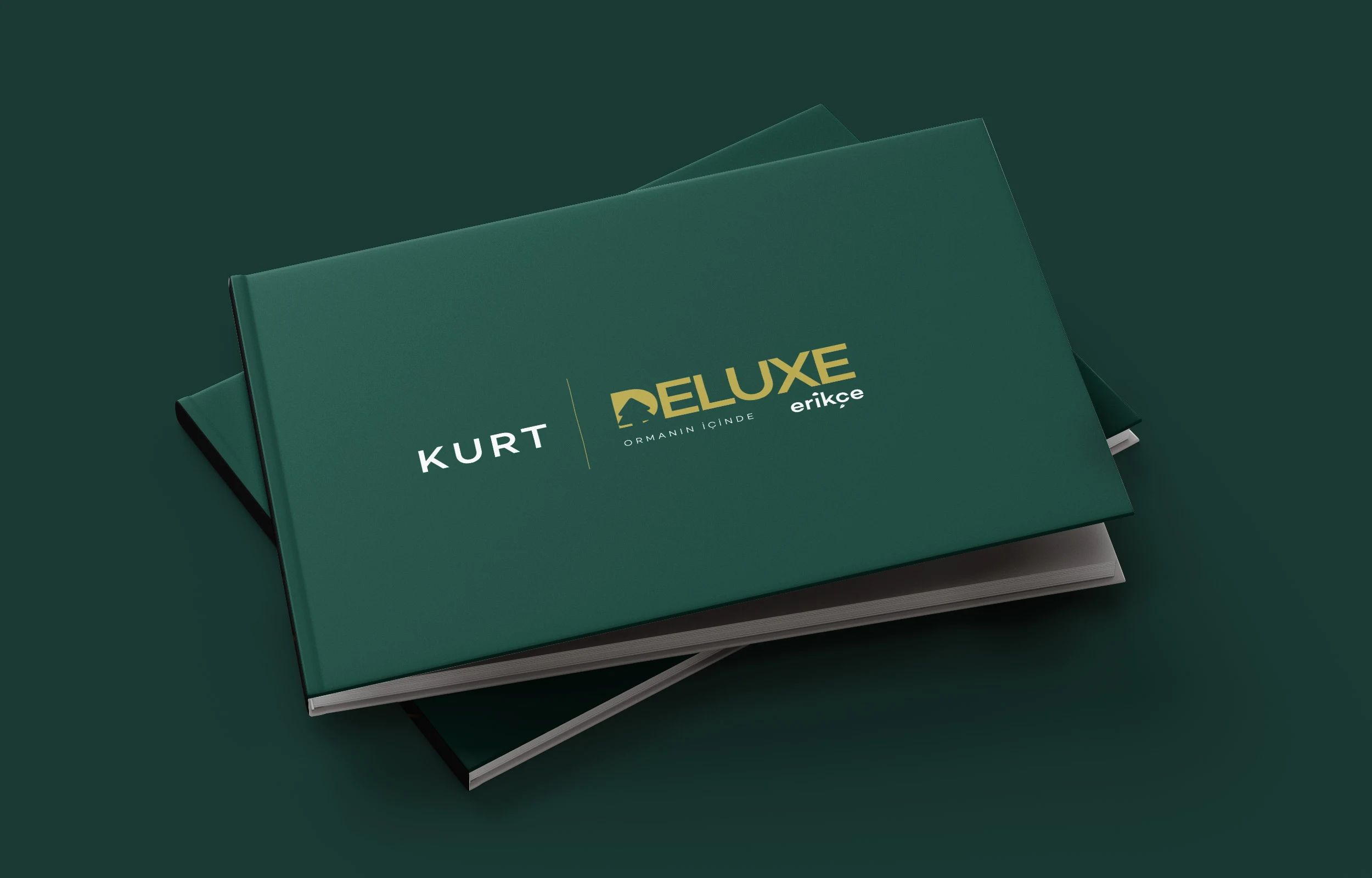 Koyu yeşil kapağında Kurt Deluxe Erikçe logosu bulunan, üst üste duran iki yatay katalog