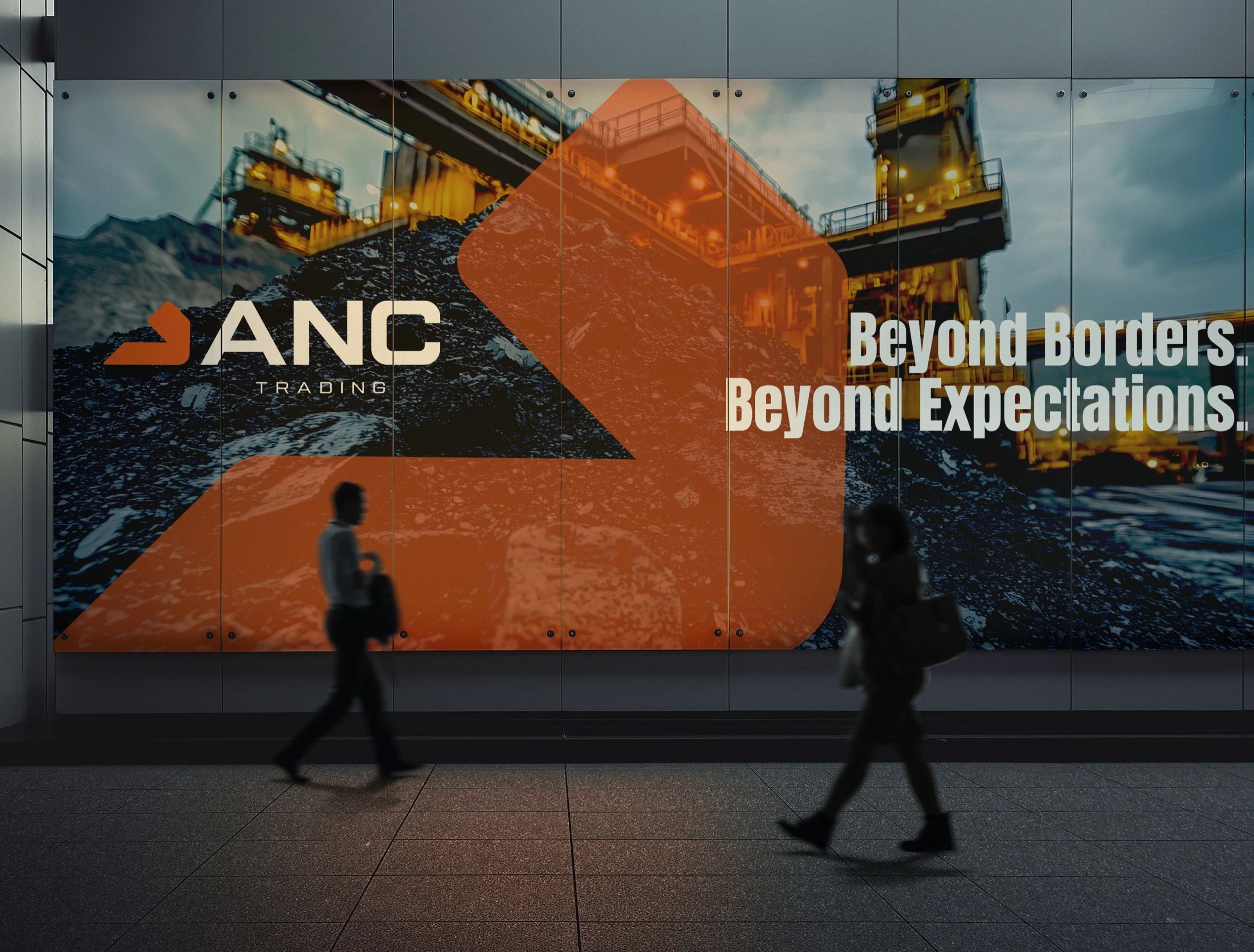 Maden sahası fotoğrafı üzerinde turuncu ANC işareti ve “Beyond Borders. Beyond Expectations.” sloganı taşıyan açık hava panosu önünden geçen yayalar